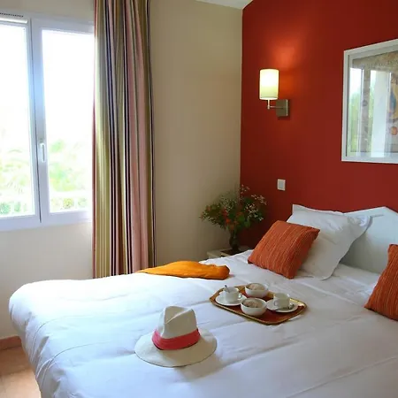 Le Hameau De La Pinede S 4/5 * Йер